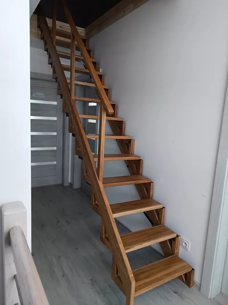 Realizacja - drewniane schody składane na ścianę nr 4