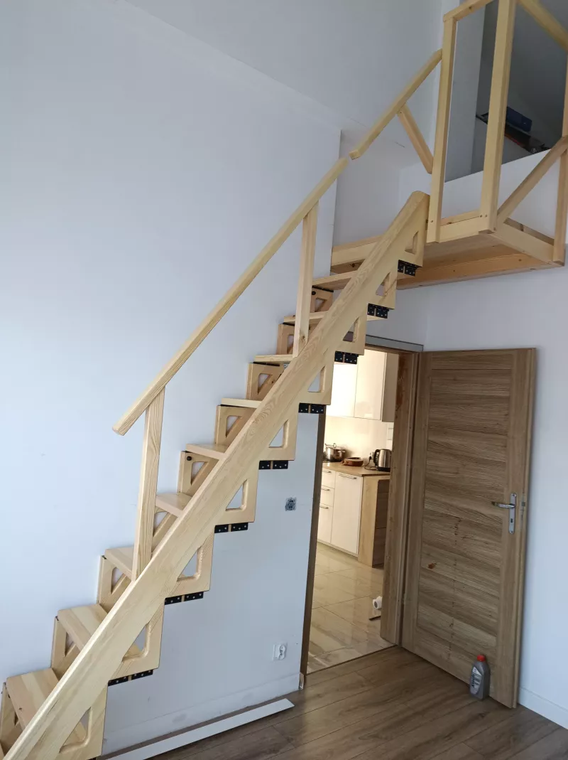 Realizacja - drewniane schody składane na ścianę nr 5
