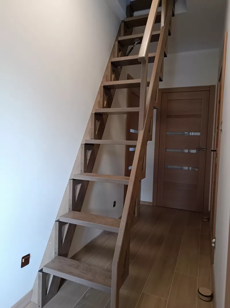 Realizacja - drewniane schody składane na ścianę nr 9