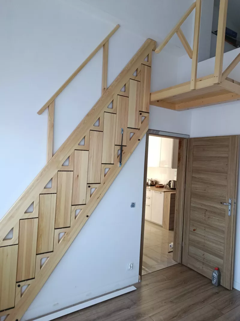 Realizacja - drewniane schody składane na ścianę nr 6